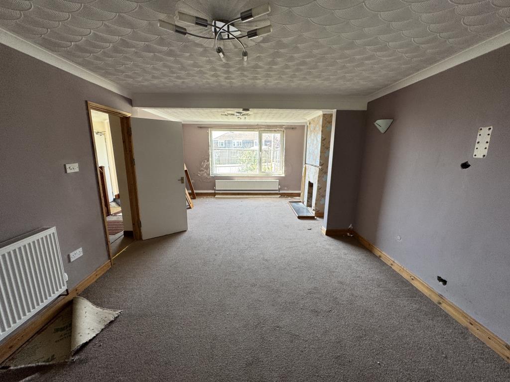 Lot: 127 - SEMI-DETACHED HOUSE FOR IMPROVEMENT - Living room